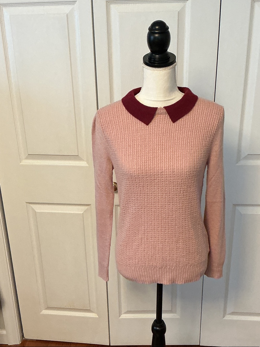 Pink Knit Sweater with Burgundy Collar